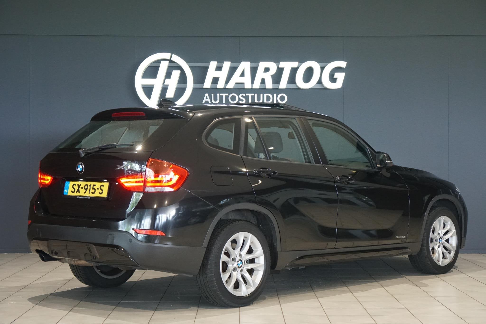BMW X1 sDrive18i + AUTOMAAT / PANORAMA / SPORT / STUUR/STOEL, Euro 6, 4 cilinders, 150 pk, Zwart