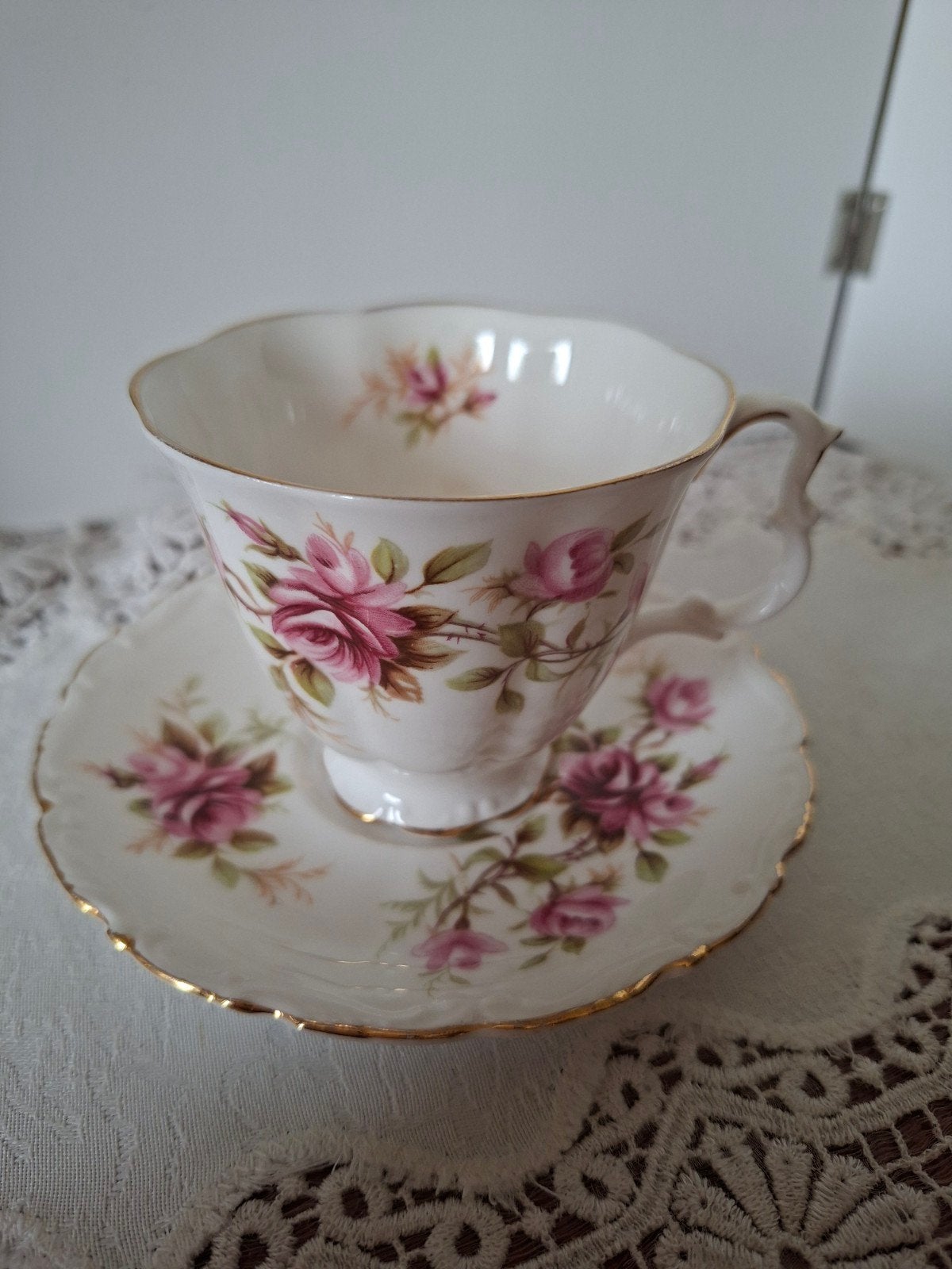 Royal Albert Romance kop en schotel., Verzamelen, Porselein, Kristal en Bestek, Ophalen of Verzenden, Zo goed als nieuw, Porselein