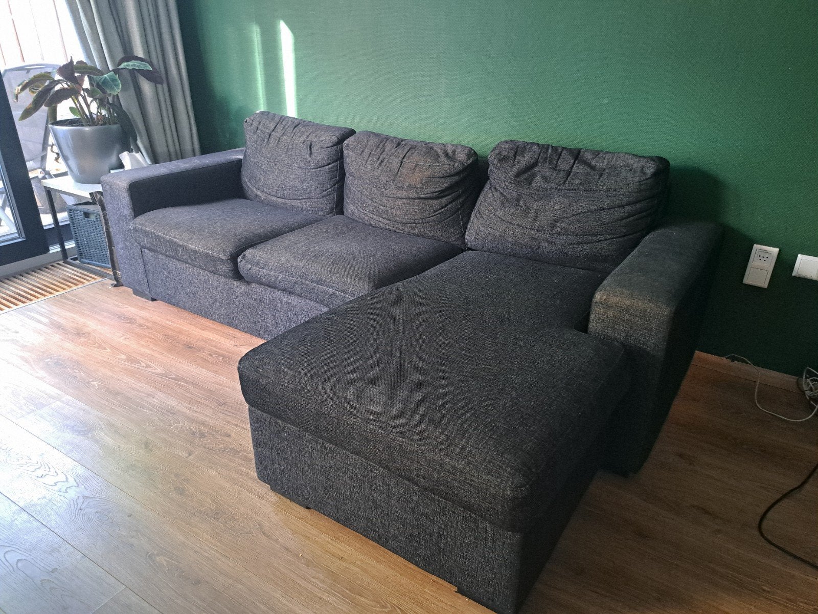Donkergrijze 3-persoons bank met chaise longue, Huis en Inrichting, Ophalen, Gebruikt, 100 tot 125 cm, Hoekbank