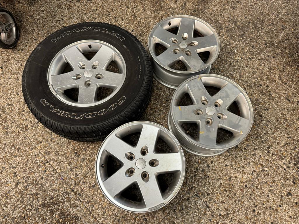 4x 17 inch lichtmetalen velgen + 1 band Jeep Wrangler JK, Ophalen, Gebruikt, 255 mm, Banden en Velgen