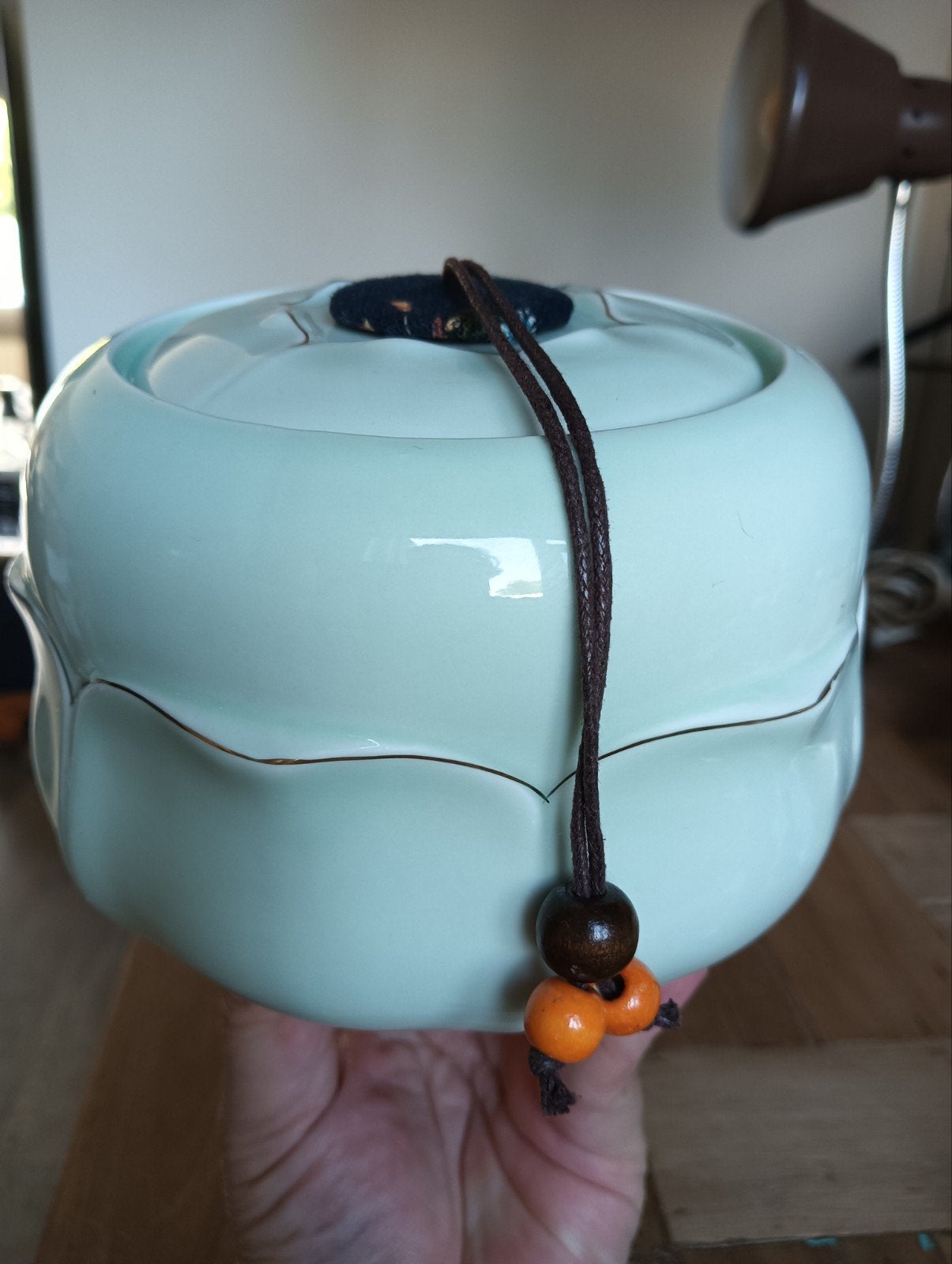 Tea-caddy, Ophalen
