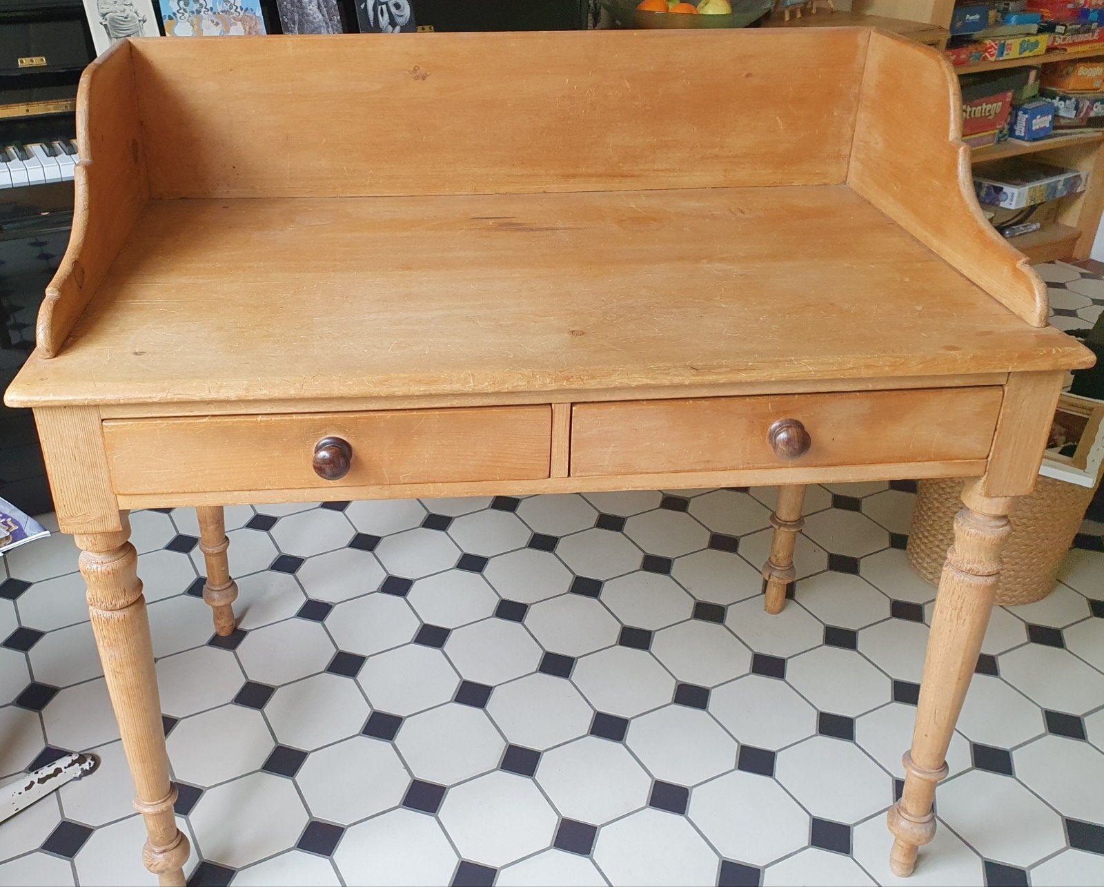 Antiek geloogd grenen bureau/ commode, Ophalen