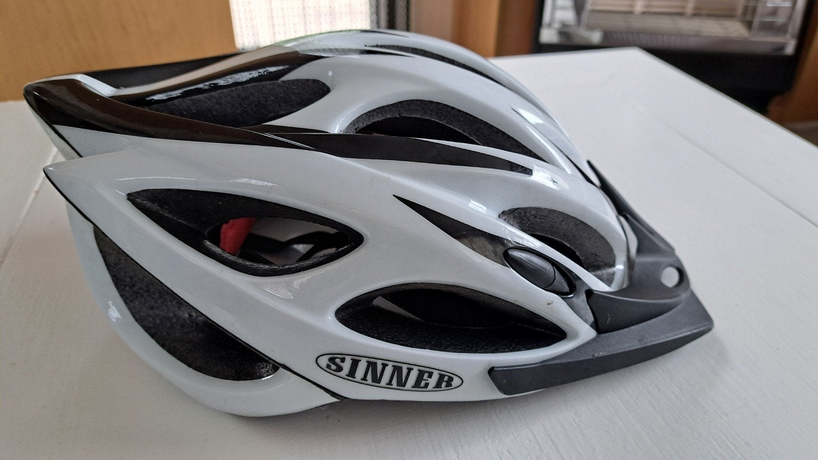 Sinner Fietshelm Wit/Zwart, Fietsen en Brommers, Fietsaccessoires | Fietshelmen, Overige maten, Ophalen of Verzenden, Heer of Dame