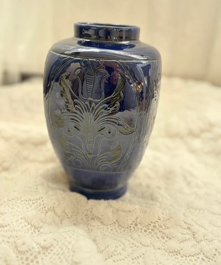 Korond Kobaltblauwe Vaas met Zwart Gegraveerd Decor, Antiek en Kunst, Ophalen of Verzenden