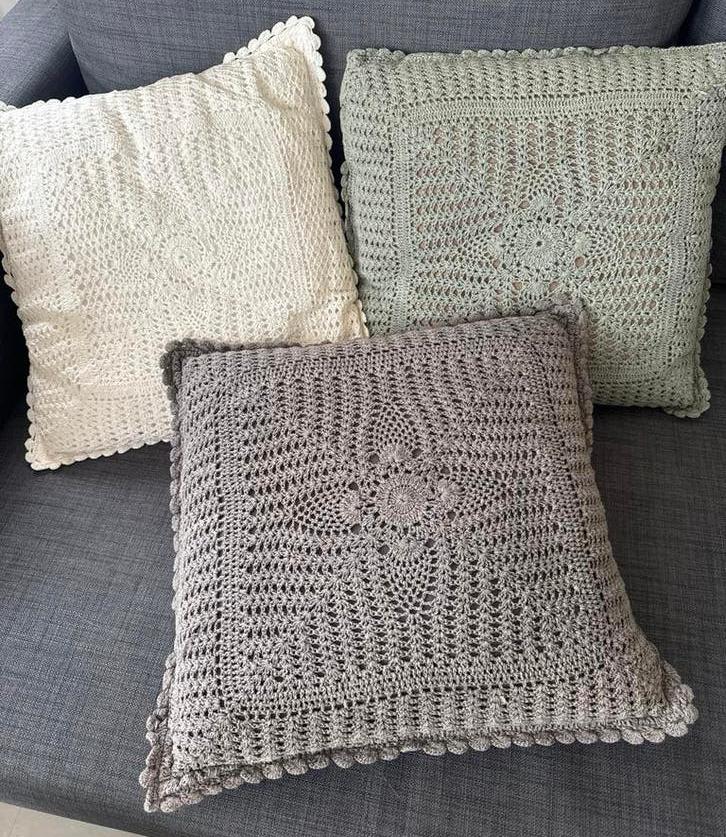 HEMA. 3 gehaakte kussens - wit, oud groen, donkergrijs., Ophalen of Verzenden, Zo goed als nieuw, Overige kleuren, Vierkant