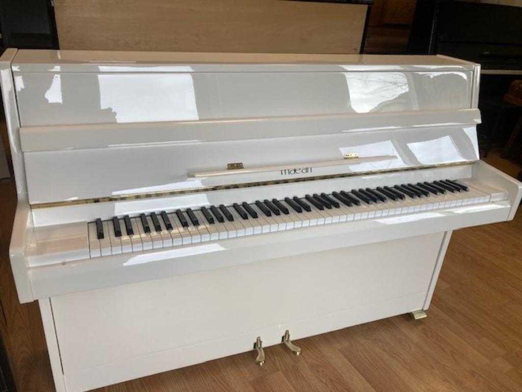 Goede wit hoogglans MAEARI piano. Nu voor € 1.495,00, Gebruikt, Verzenden, Wit, Piano