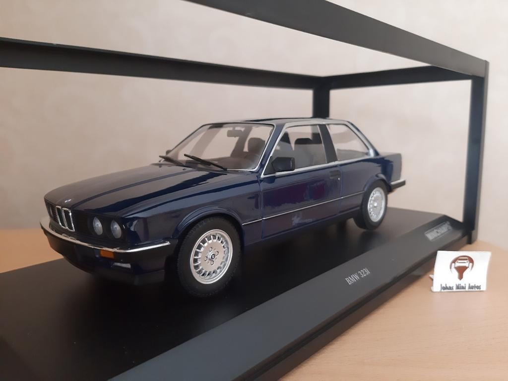 BMW 323i (E30) 1982 Blauw van Minichamps 1:18
