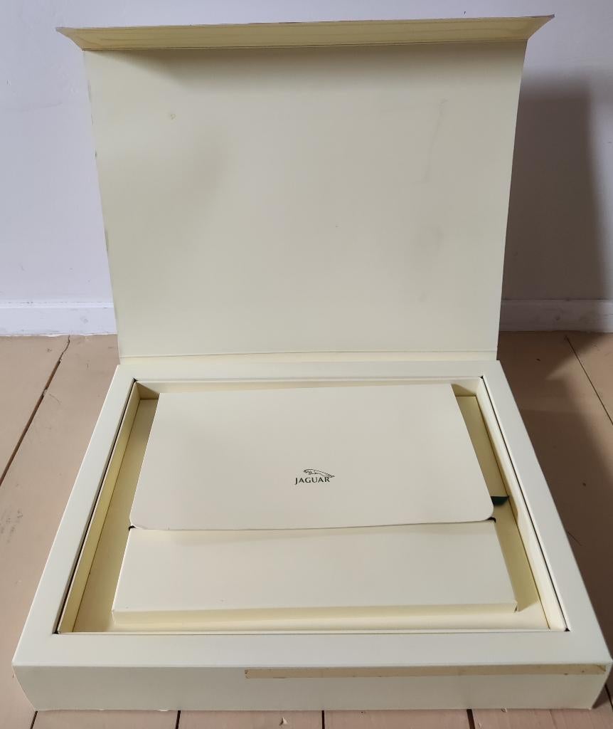 Promo materiaal Jaguar S type / Jaguar X type in bewaarbox, Boeken, Auto's | Folders en Tijdschriften, Ophalen of Verzenden, Zo goed als nieuw
