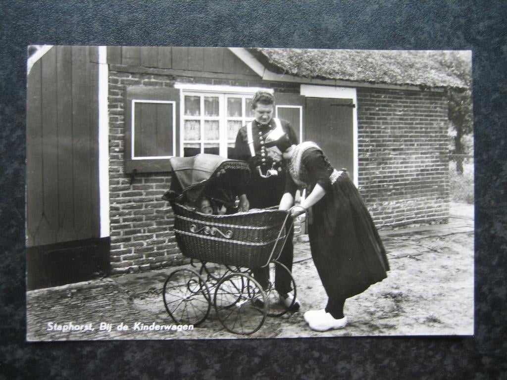 STAPHORST  Bij de kinderwagen 1961, Ophalen of Verzenden, 1960 tot 1980, Overijssel