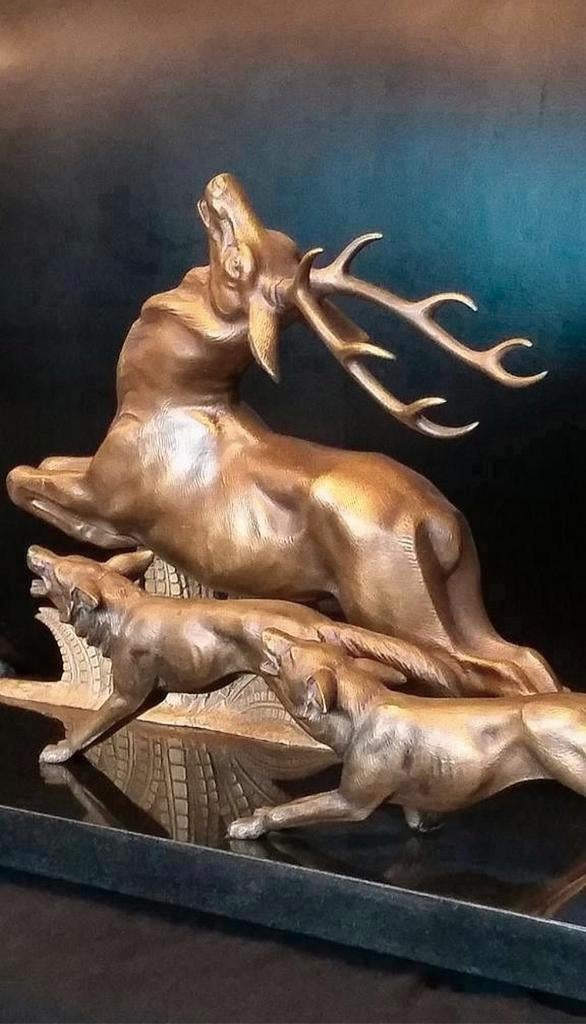 Antiek bronzen beeld – Hert vluchtend voor wolven op graniet, Antiek en Kunst, Ophalen, Brons