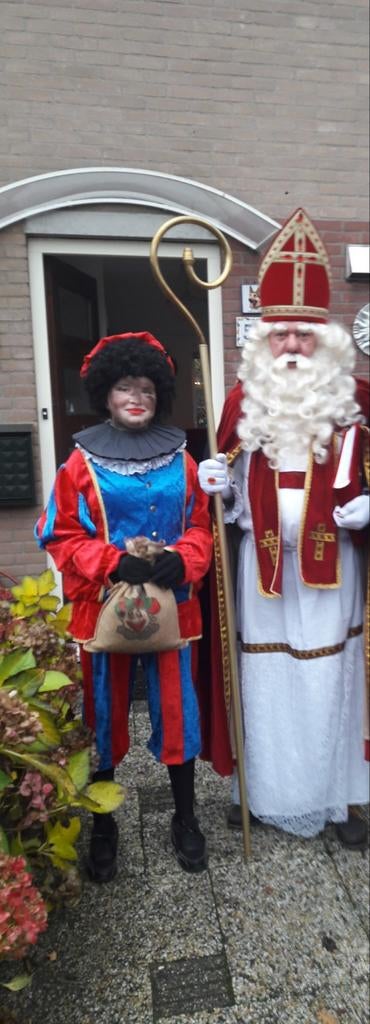 Sinterklaas en 3 pietenpakken,, Ophalen