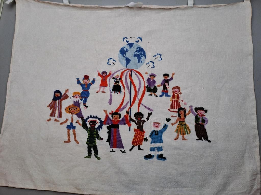 Borduurwerk wereld Klederdracht 77x 60 cm,, Ophalen