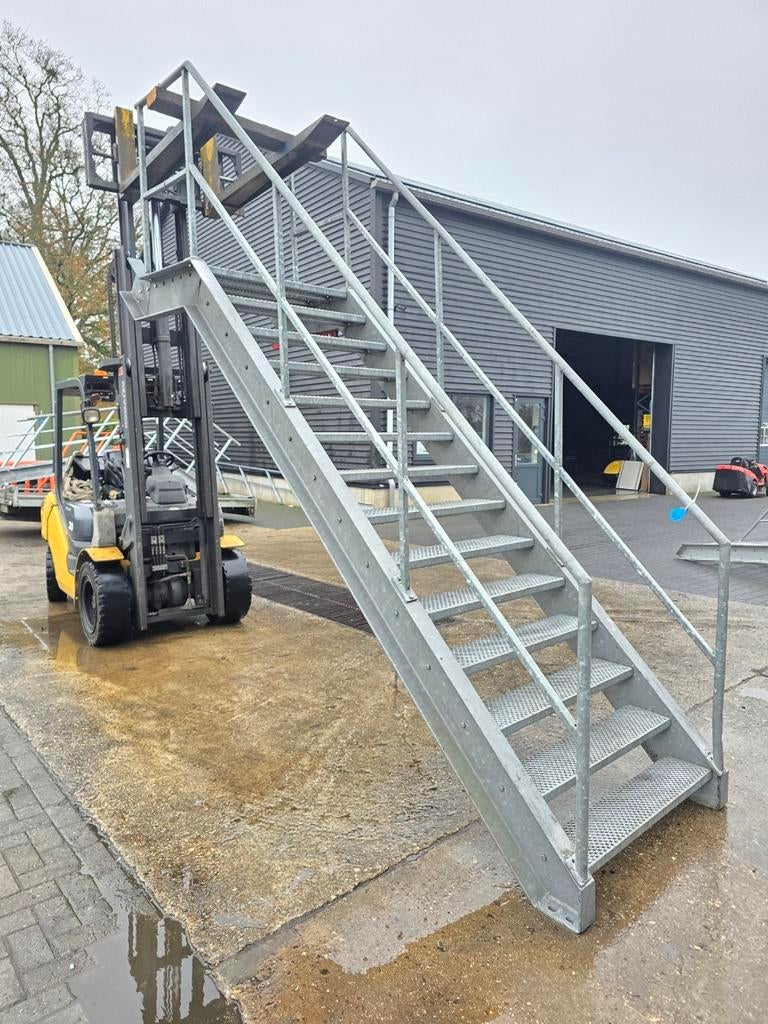 Stalen trap met bordes gegalv. Hoog 2,54 mtr. Nob181