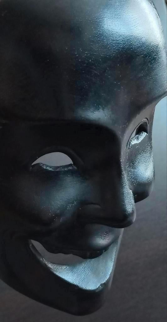 Zeldzame antiek mysterieus houten masker op marmeren sokkel, Ophalen of Verzenden