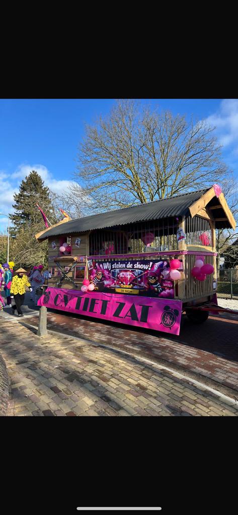 Carnavalswagen skihut, Ophalen
