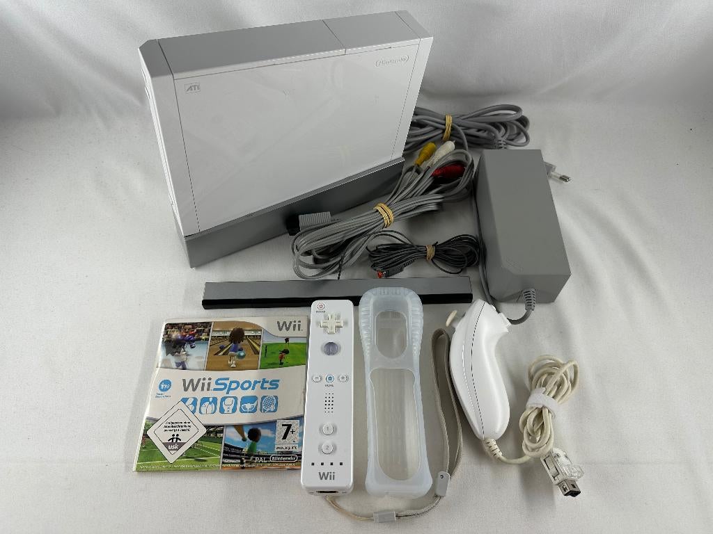 Nintendo Wii Console wit + Wii Sports, Wii remote, Nunchuck, Spelcomputers en Games, Spelcomputers | Nintendo Wii, Gebruikt, Met 1 controller