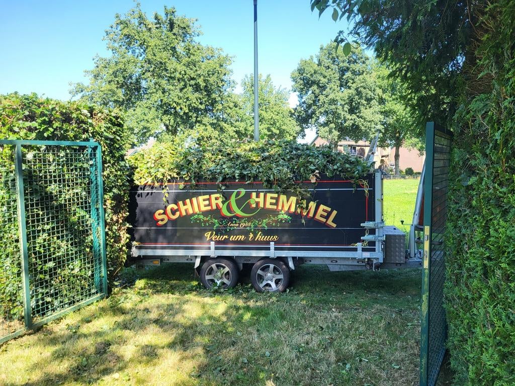 Simon Rademaker tuinman, heggenknipper. Rooiwerk bomen /stru