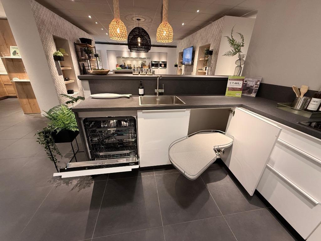 ZM018 – Nobilia Lazio Showroomkeuken, Ophalen, Wit, Nieuw, Dubbelwandige keuken