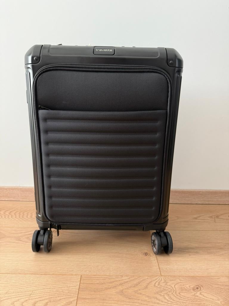 Travelite Next aluminium Trolley S met voorvak zwart NIEUW, Sieraden, Tassen en Uiterlijk, Koffers, Nieuw, Hard kunststof, Minder dan 50 cm
