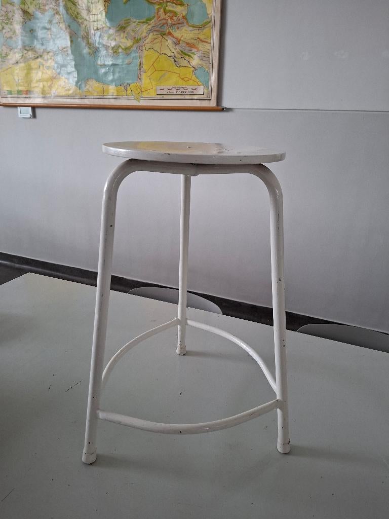 vintage kruk werkkruk atelierkruk wit metaal industrieel, Huis en Inrichting, Krukjes, Ophalen of Verzenden, Gebruikt, Staal