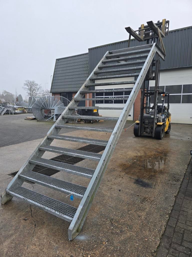 Stalen trap met bordes gegalv. Hoog 3,25 mtr. Nob197, Ophalen, Zo goed als nieuw, 2 tot 4 meter