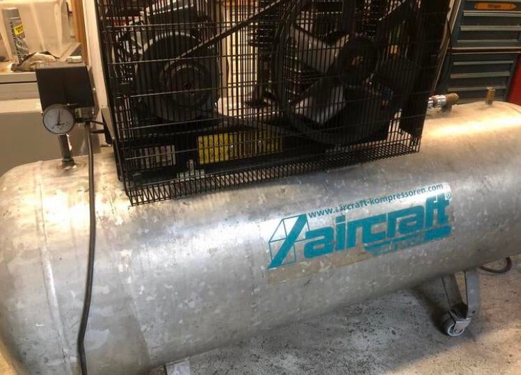 Compressor / schroefcompressor/goed/en goedkoop/factuur, Doe-het-zelf en Verbouw, Compressors, Ophalen, Gebruikt, 400 tot 800 liter/min