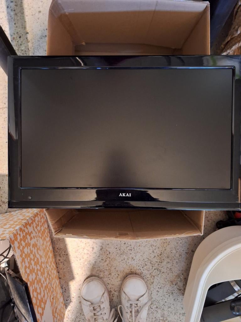 Akai TV met DVD-speler en muurbeugel - 55cm, Gebruikt, LCD, 40 tot 60 cm, Ophalen