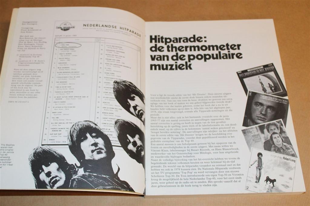 Hit Dossier 1965-1978 — Hét Naslagwerk van de Jaren \'60 & 7, Ophalen of Verzenden, Gelezen, Artiest