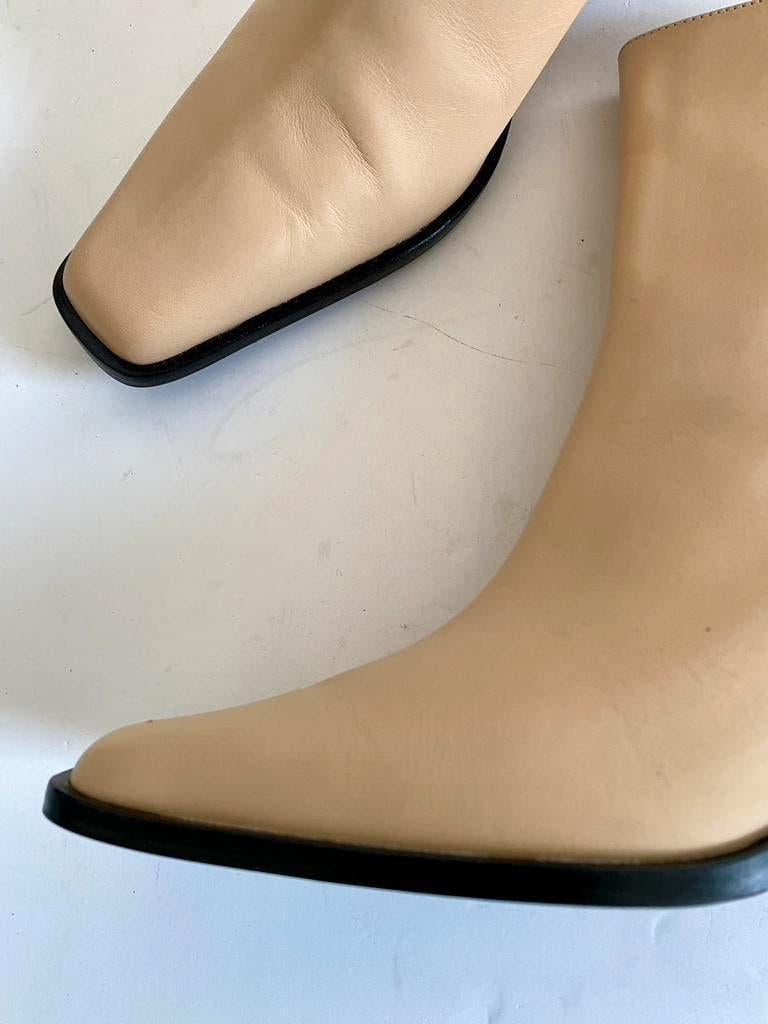 J551 ATP Atalier: maat 41 lage designer laarsjes hak beige, Beige, Ophalen of Verzenden, Zo goed als nieuw, ATP Atelier