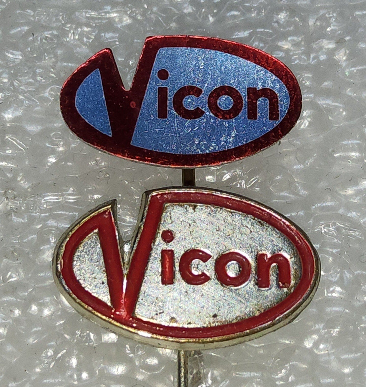 2 Vicon Landbouwmachines Speldjes - Vintage Collectie, Verzamelen, Ophalen of Verzenden, Gebruikt, Merk, Speldje of Pin