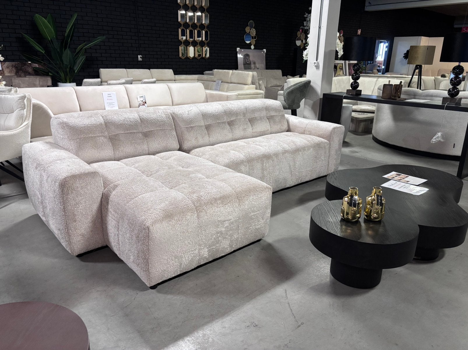 Leuke loungebank in een lichte stof SHOWROOM OPRUIMING, Huis en Inrichting, Banken | Bankstellen, Ophalen, 250 tot 300 cm, 100 tot 125 cm