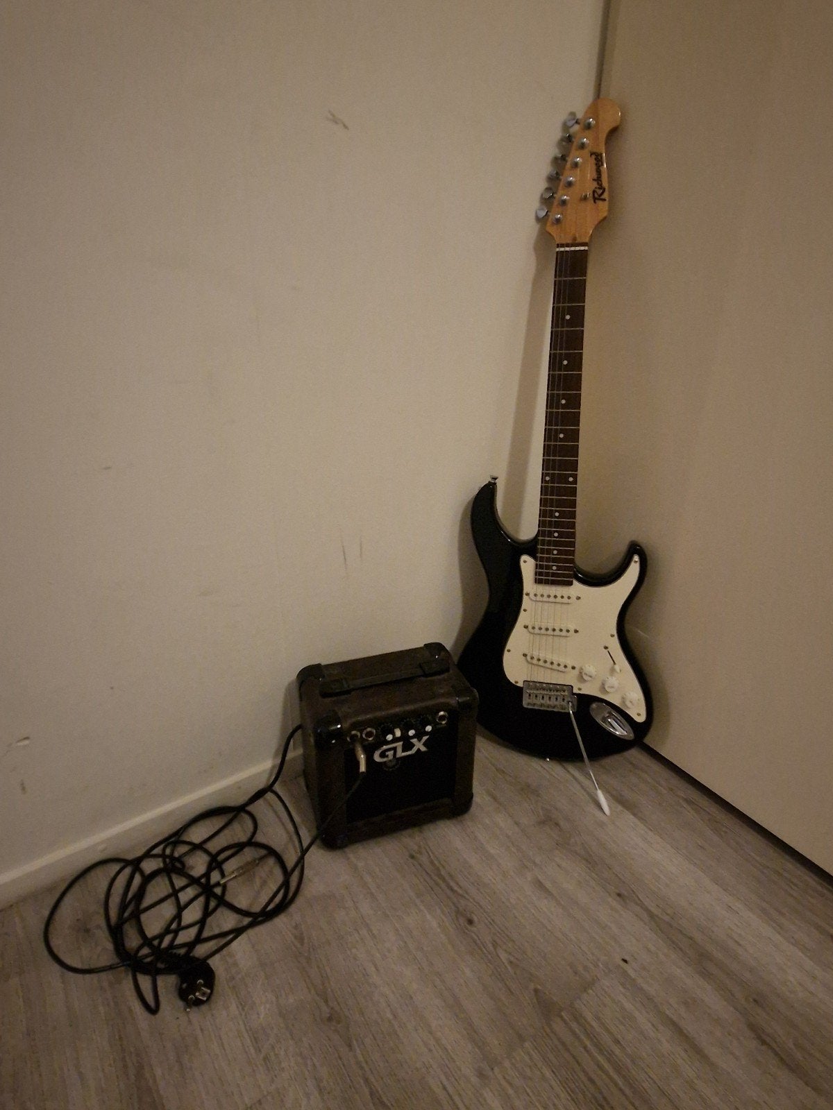 Richwood elektrische gitaar met versterker en gitaarboeken, Gebruikt, Met versterker, Solid body, Ophalen