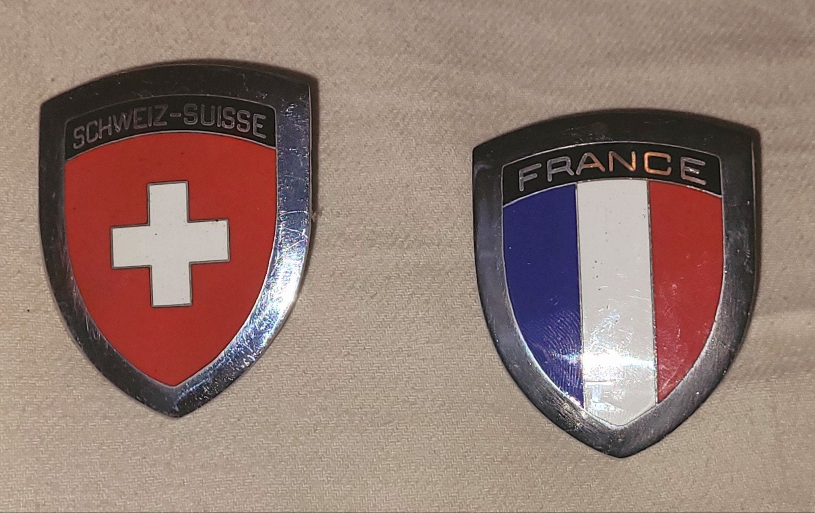 Vintage metalen auto badges FRANCE + SCHWEIZ-SUISSE jaren 5, Verzenden