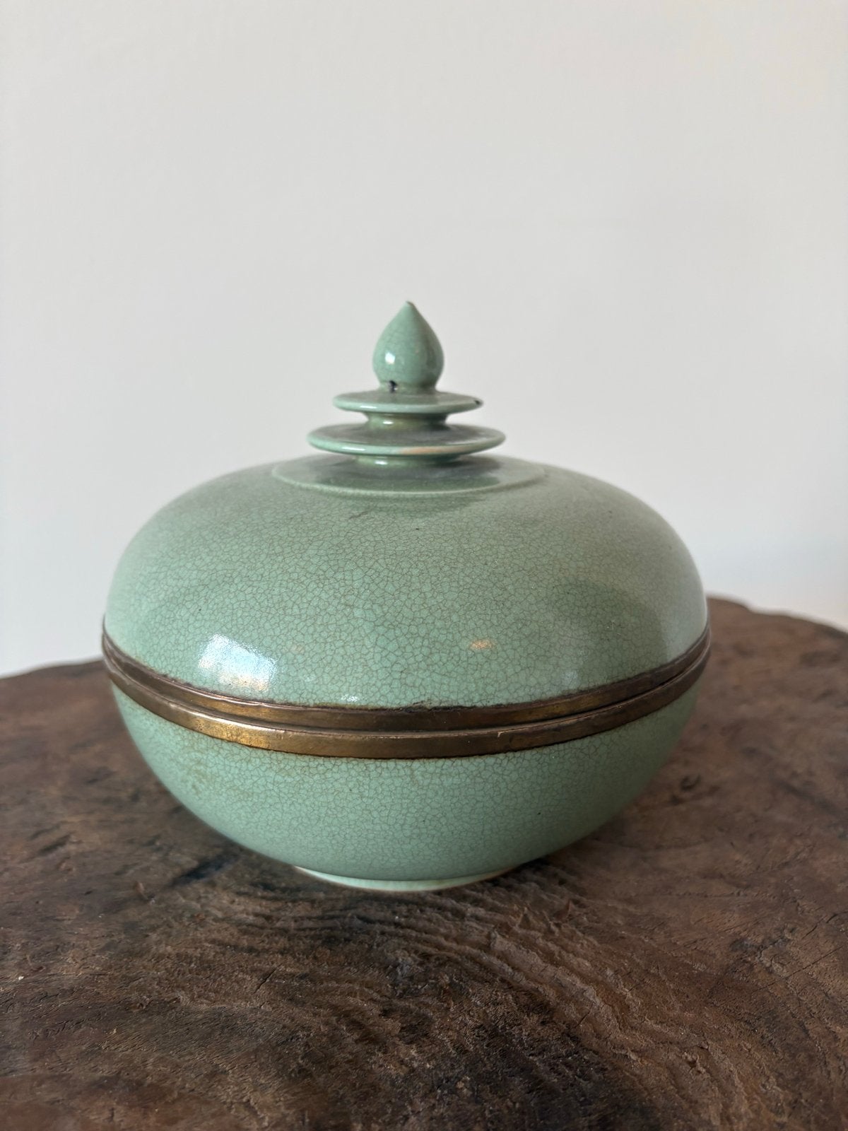 Antieke celadon craquelé pot met messing rand, Ophalen of Verzenden