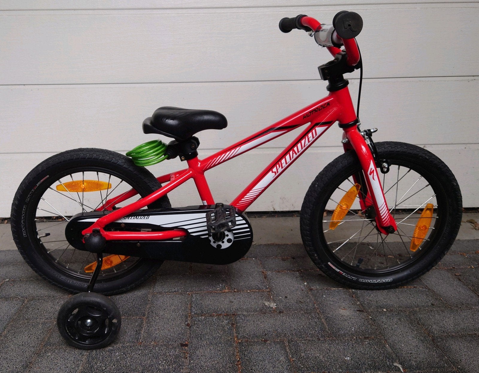 Specialized Hotrock 16 rood inclusief zijwieltjes en slot, Fietsen en Brommers, Fietsen | Kinderfietsjes, Terugtraprem, Zijwieltjes