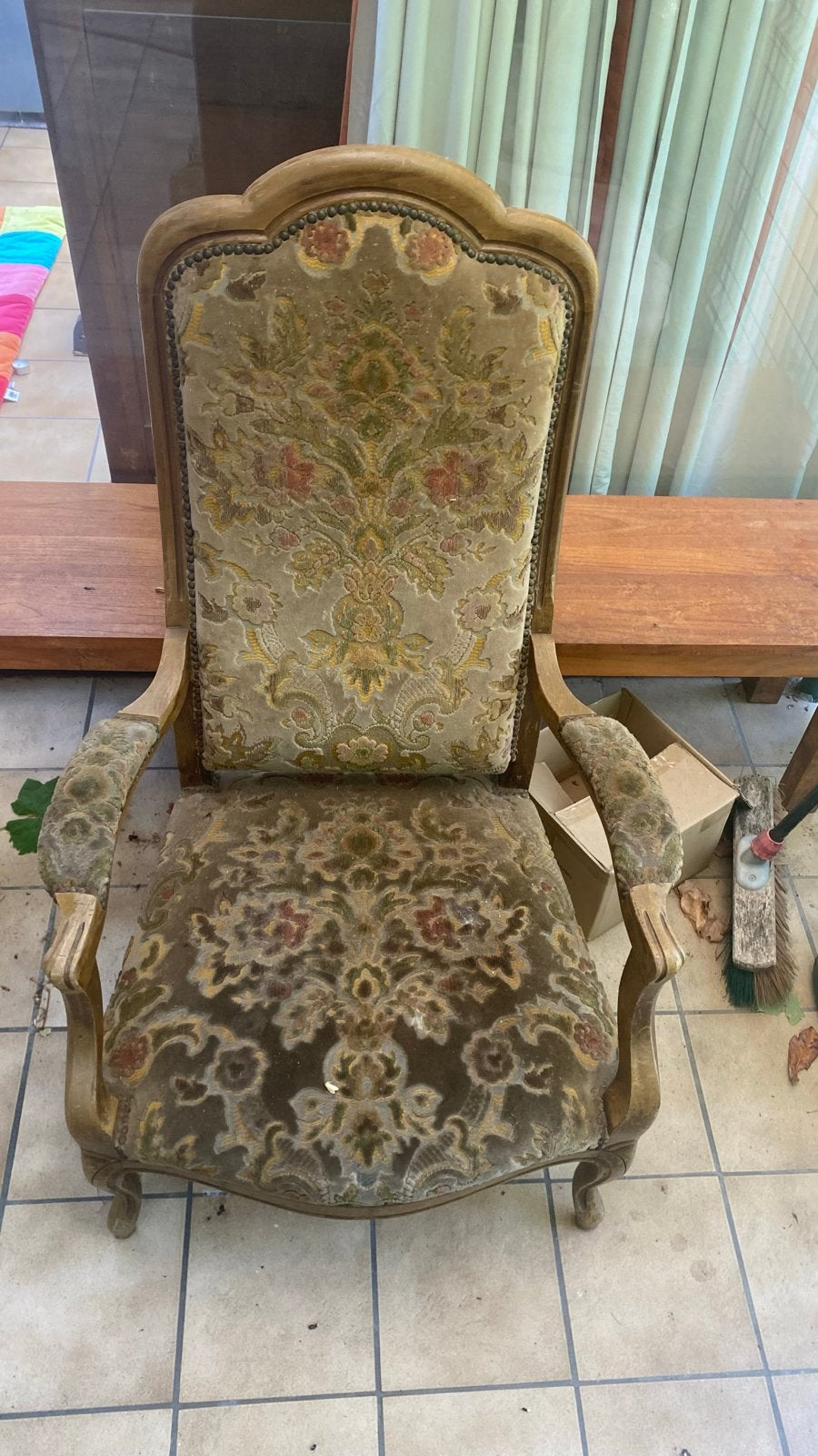 Antieke fauteuil of ridderstoel met gebloemde bekleding, Ophalen of Verzenden