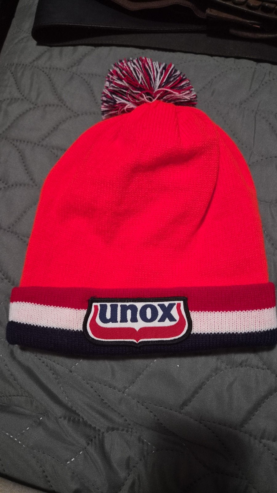 Unox Muts - De originele rode wintermuts met pompon, Kleding | Dames, Unox, Ophalen of Verzenden, Zo goed als nieuw, Muts