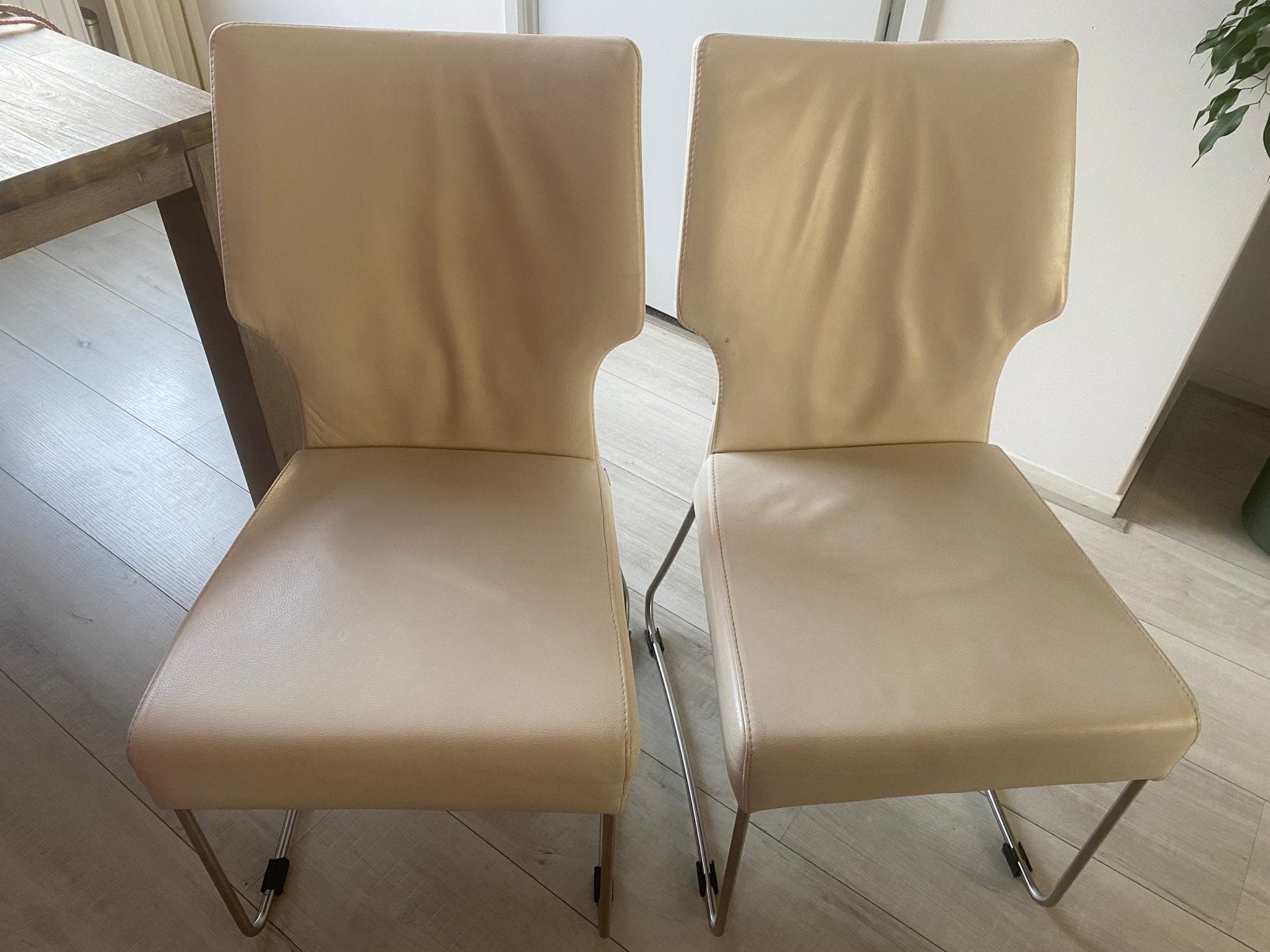 2 Bert Plantagie wit/crème leren eetkamerstoelen, Huis en Inrichting, Stoelen, Ophalen, Gebruikt, Twee, Wit