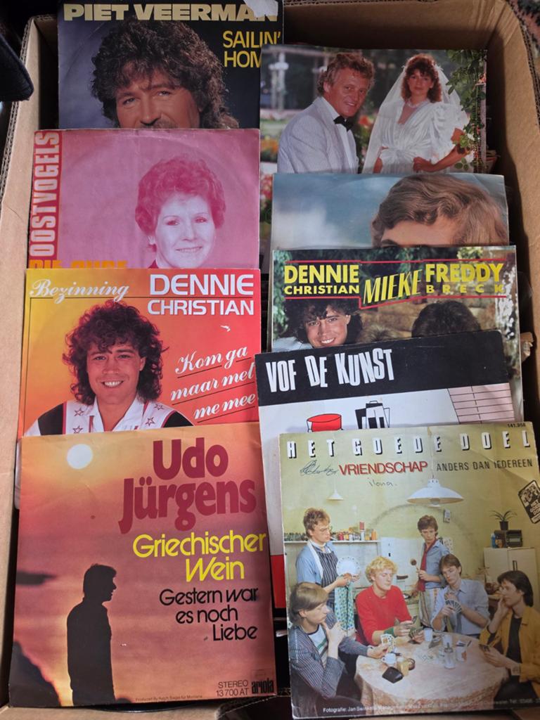 Te koop 2 bananendozen met singels engels&duits&Nederlands, Gebruikt, 7 inch, Single, Ophalen of Verzenden