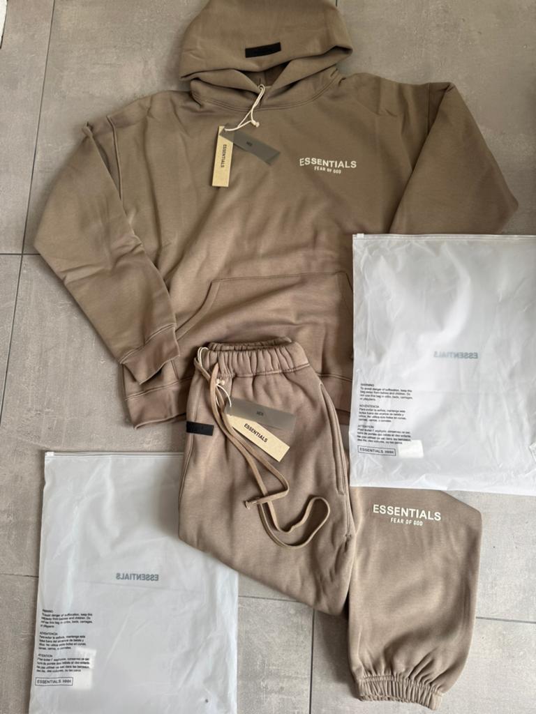 Nieuw: Fear Of God Essentials Desert Taupe trainingspak M&L, Ophalen of Verzenden, Zo goed als nieuw
