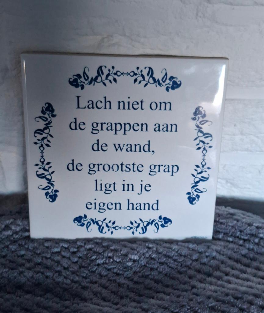 Delfts blauw tegeltje met spreuk: Lach niet om de grappen..., Ophalen of Verzenden