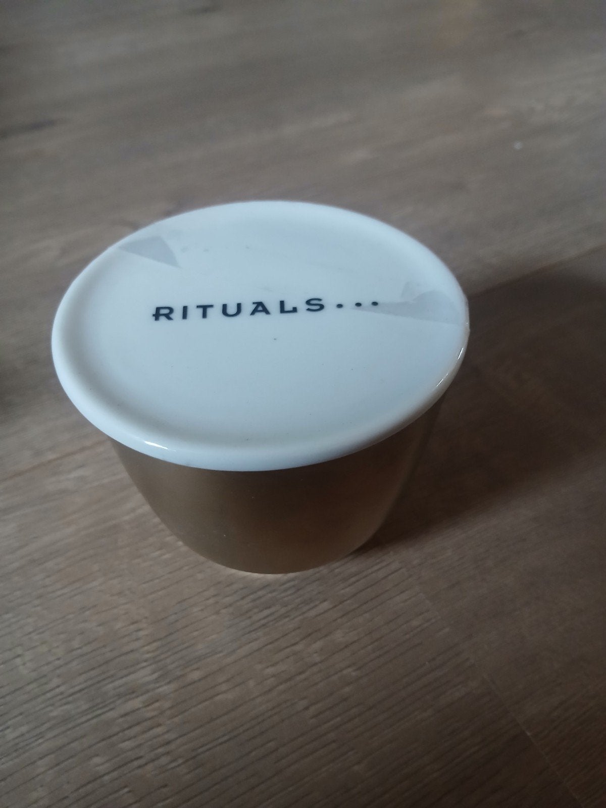 Rituals theekopje met houder - Goudkleurig, Gebruikt, Overige merken, Keramiek, Ophalen of Verzenden