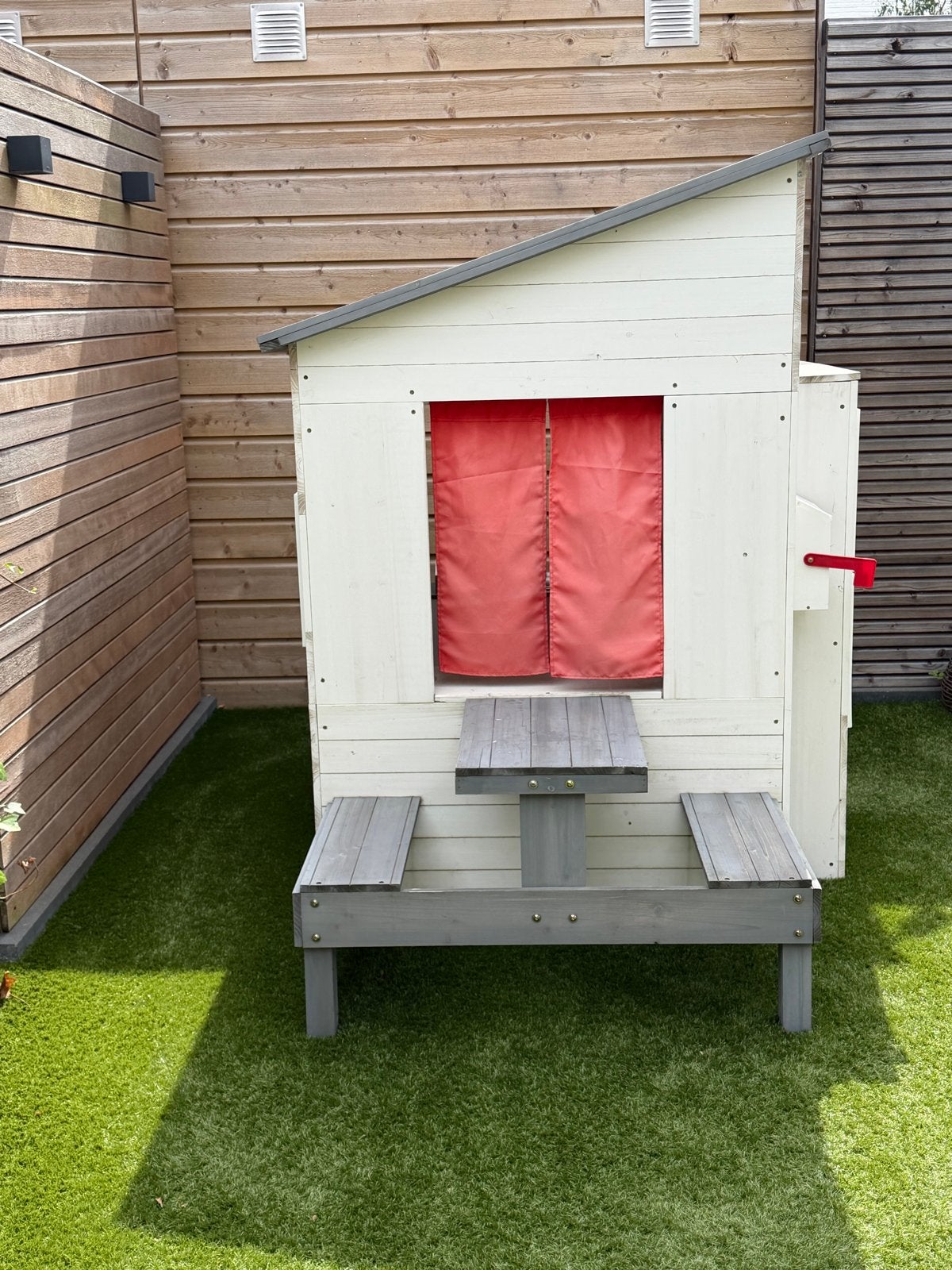 Modern houten speelhuisje, Ophalen, Zo goed als nieuw, Hout