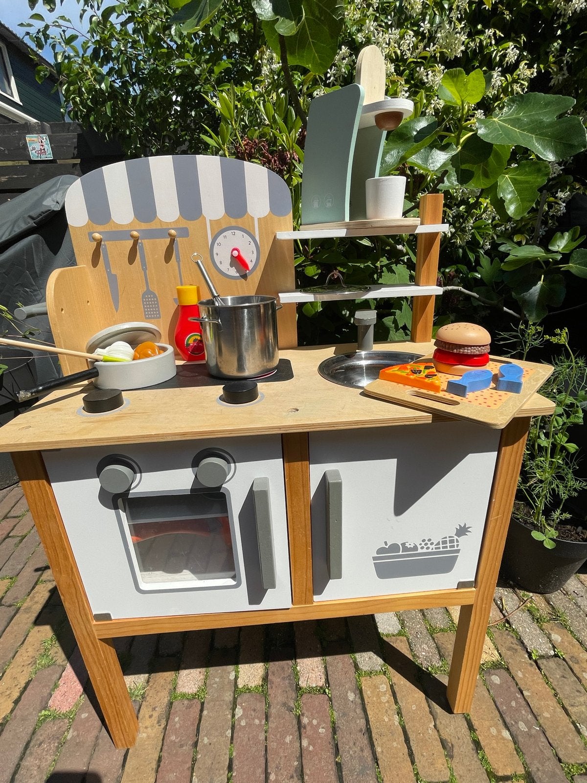 Houten speelkeuken met kookspullen, schort en koksmuts, Ophalen, Gebruikt, Hout, Speelkeuken