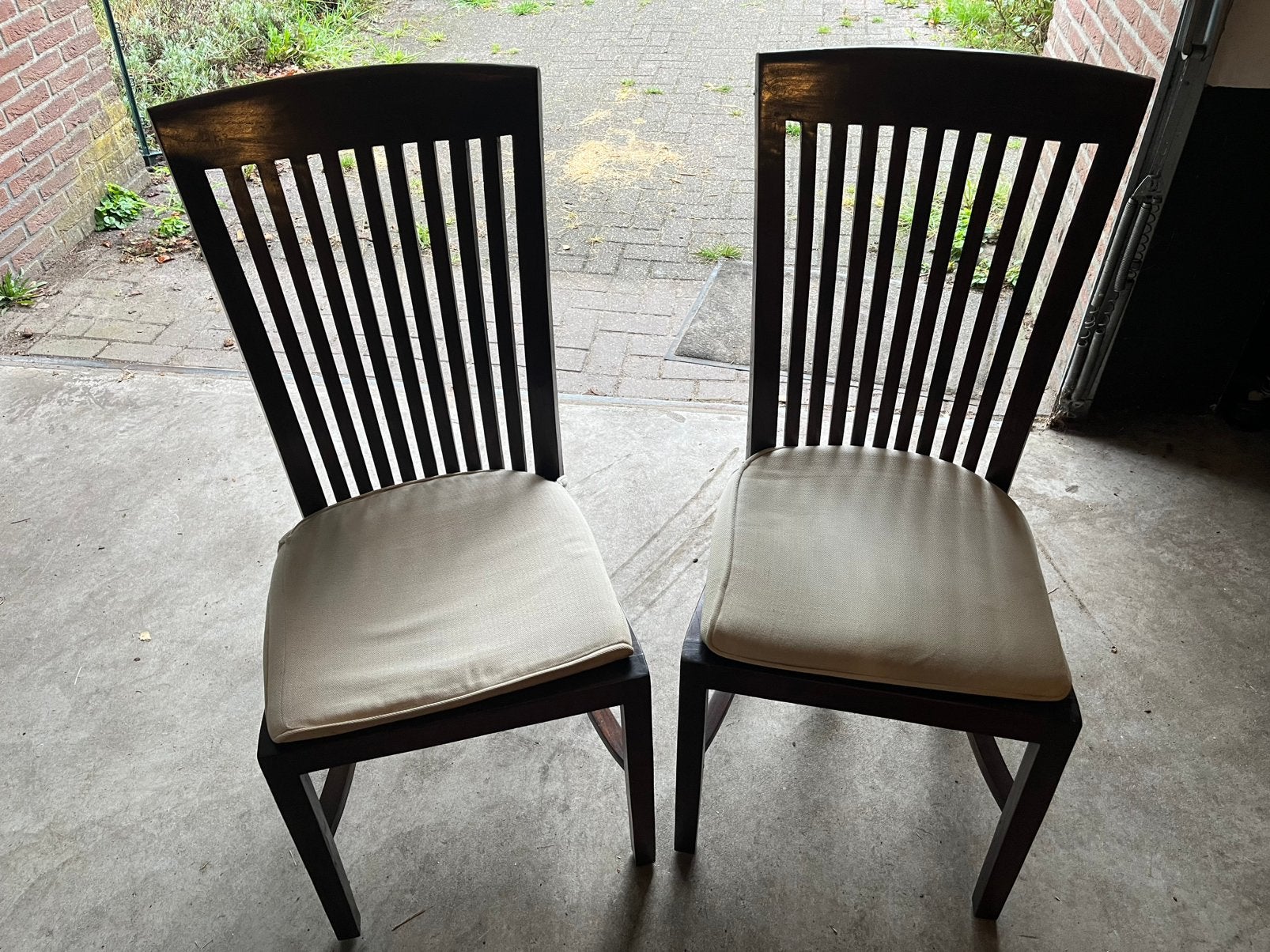 2 donkerbruine eetkamerstoelen, Ophalen, Twee, Bruin, Zo goed als nieuw