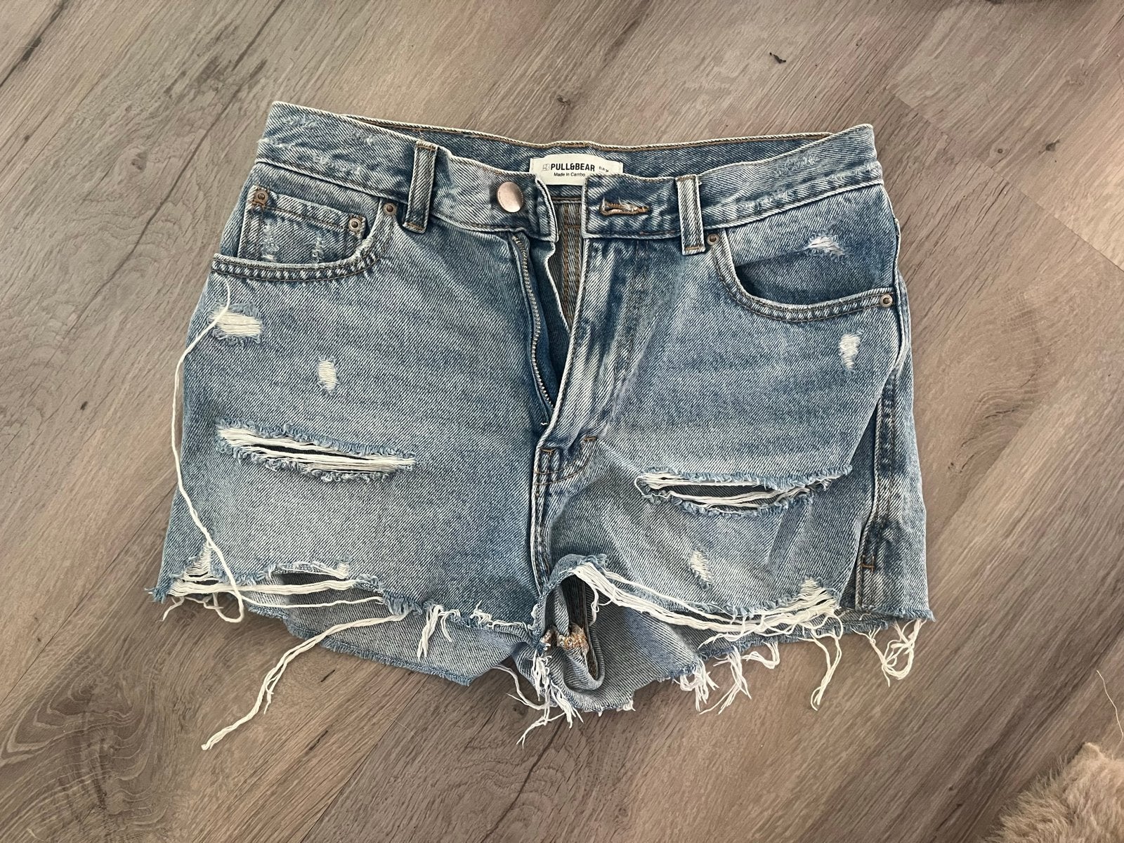 Pull&Bear denim shorts met scheuren - Maat 34 (XS), Kort, Blauw, Ophalen of Verzenden, Zo goed als nieuw