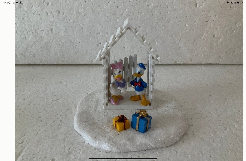 Disney Donald duck en Katrien - beeldje - kerstdorp, Verzamelen, Ophalen of Verzenden, Donald Duck, Zo goed als nieuw, Beeldje of Figuurtje