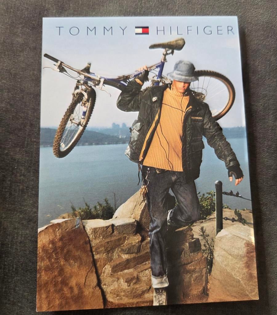 Man met fiets - preppy style - Tommy Hilfiger, Verzenden, 1980 tot heden, Ongelopen, Overige thema's