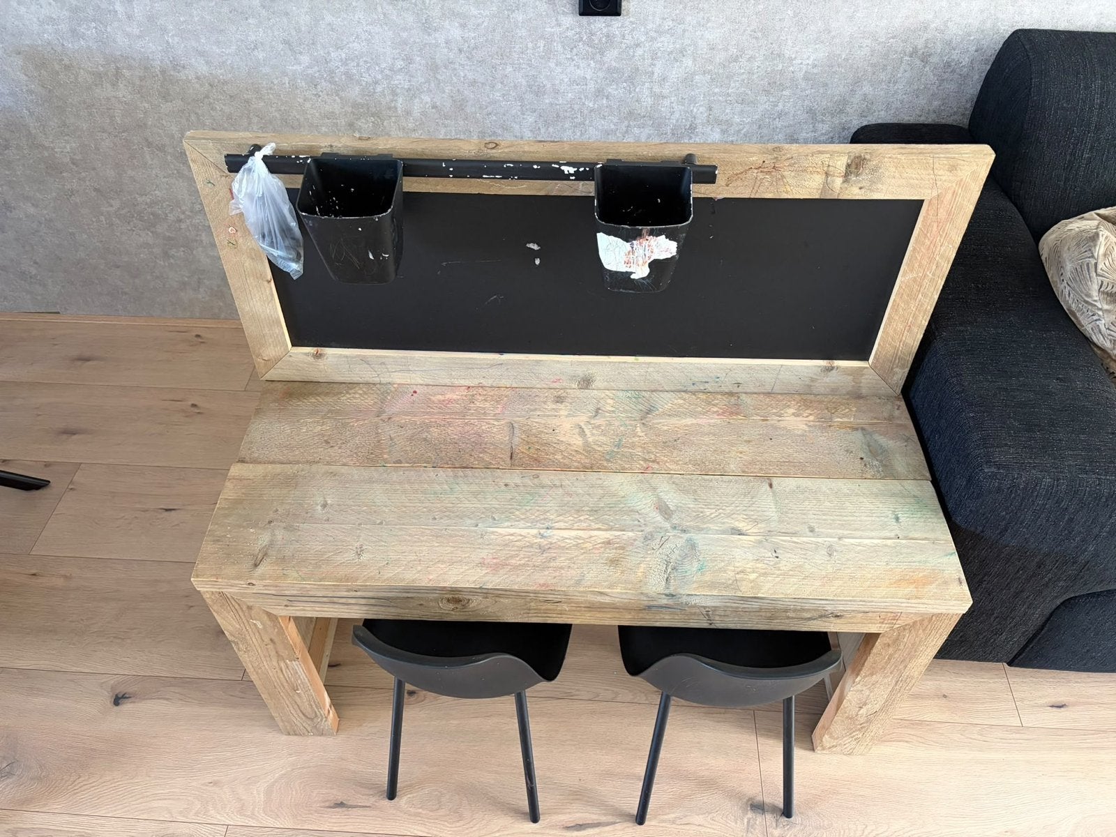 Houten kinderbureau met krijtbord en opbergbakjes, Huis en Inrichting, Ophalen, Opbergruimte, Gebruikt, Hout