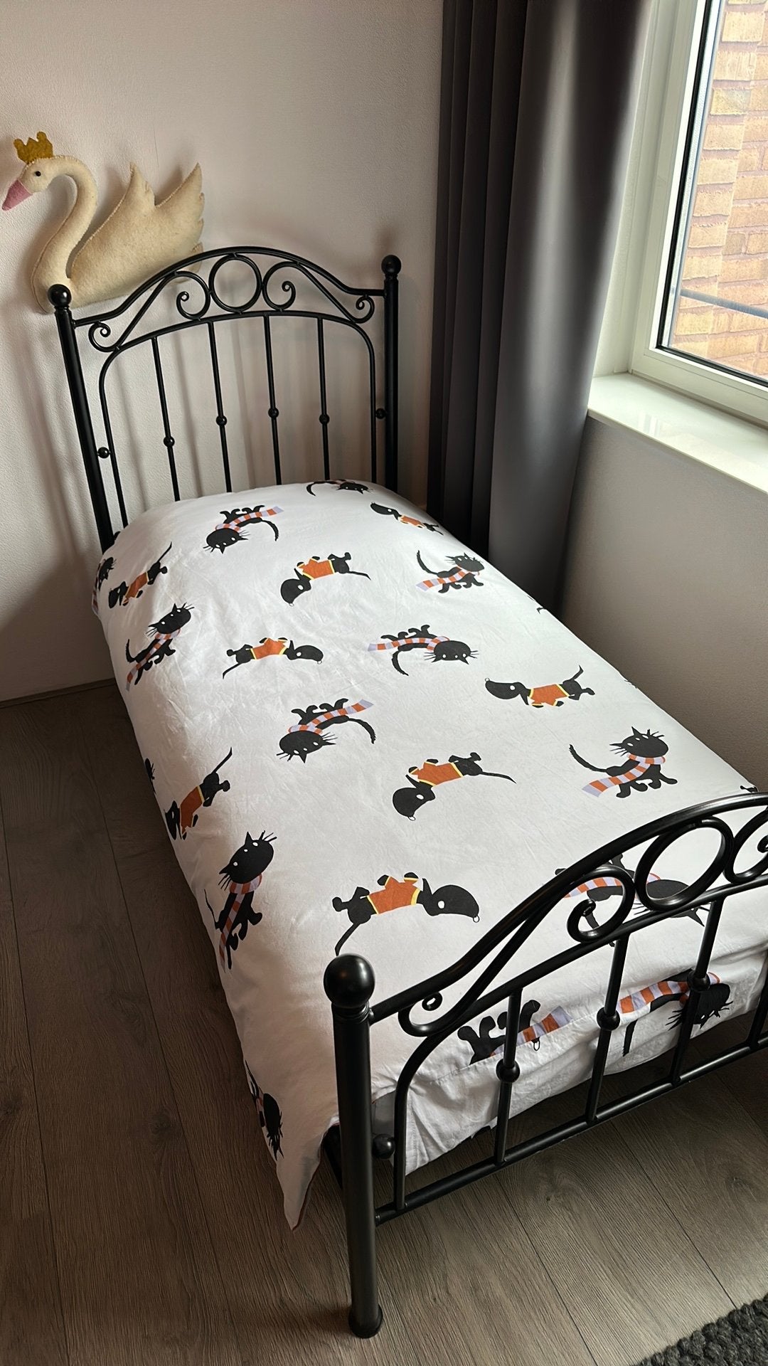 PEUTERBED zwart metaal, lattenbodem en matras, Ophalen, Zwart, Zo goed als nieuw, Metaal